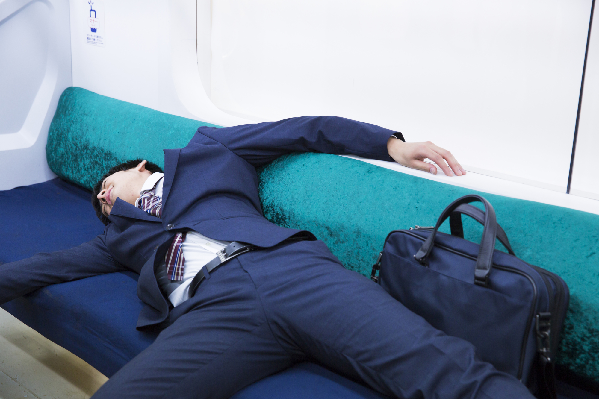 電車で無理やり席を奪われた 違法性はないの シェアしたくなる法律相談所