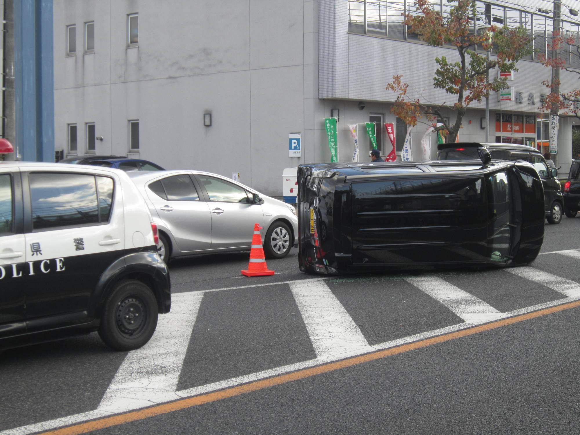 交通事故の負傷者を助けずスマホで撮影した男性に批難 何かの罪にはならないの シェアしたくなる法律相談所