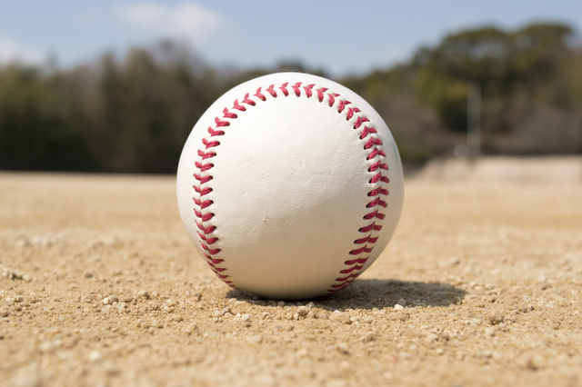 野球観戦中にボールが当たってケガ 責任を取るのは誰 シェアしたくなる法律相談所
